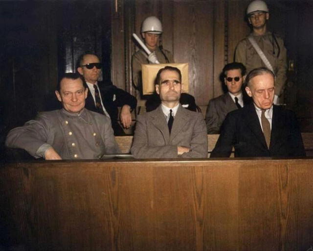 Hess, entre Goering (izquierda) y Von Ribbentrop, en el juicio de Nuremberg. Foto: El País