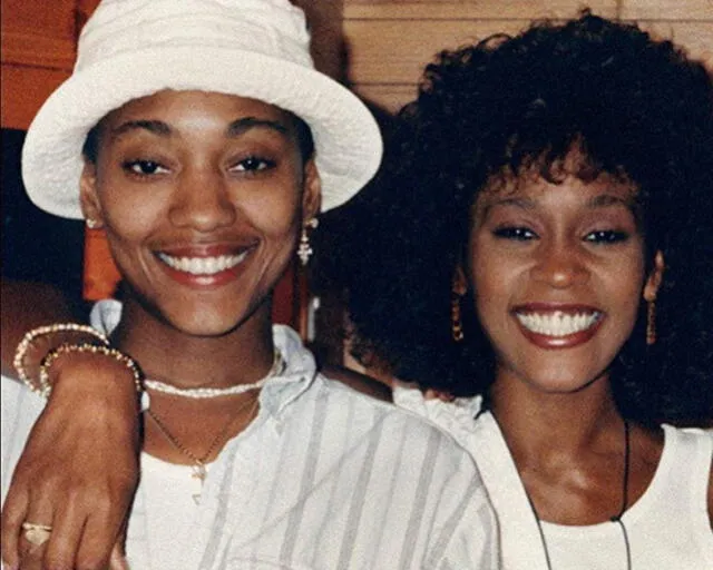 Whitney Houston y Robyn Crawford tuvieron oposición de la madre de la cantante