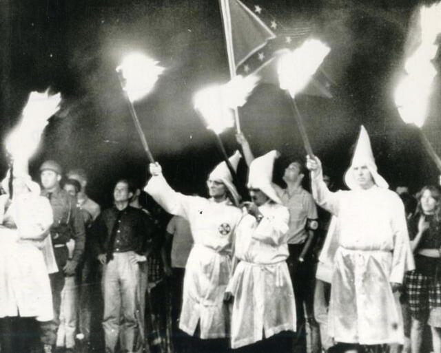 Grupos como Ku Kux Klan adoptaron la bandera confederada para justificar la segregación racial en Estados Unidos. Foto: AFP   