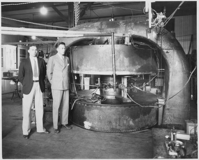 M. Stanley Livingston (izquierda) y Ernest O. Lawrence (derecha) hacia 1934 junto al ciclotrón de 69 cm de diámetro en el antiguo Radiation Laboratory de la Universidad de California. Foto: Wikimedia