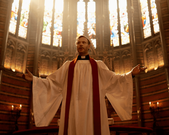 El personaje de Adam Sandell es un sacerdote muy respetado. Foto: Netflix   