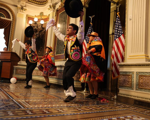  Los asistentes al evento disfrutaron de los vibrantes bailes peruanos en la Casa Blanca. Foto: Gob.pe    