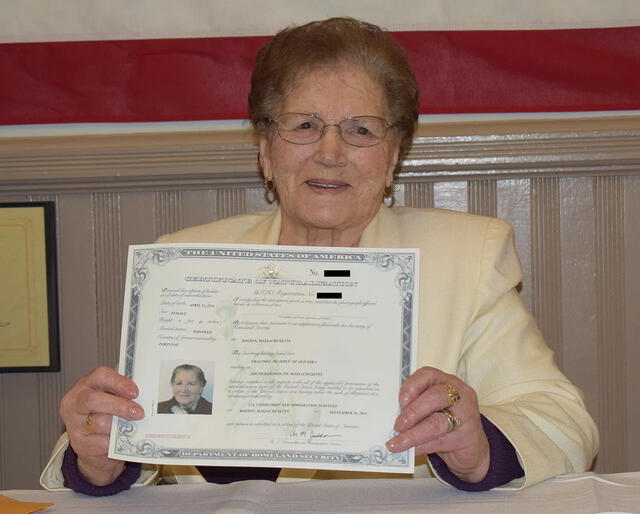  Una histórica mujer recibió la ciudadanía americana a los 100 años. Foto: O Journal 