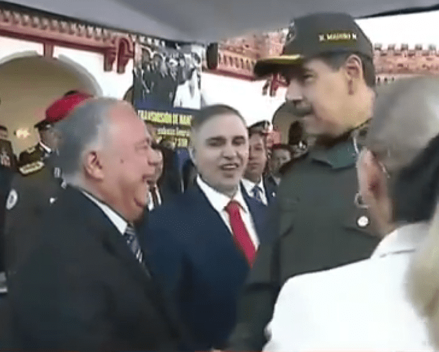 Elvis Amoroso fue visto riéndose junto a Nicolás Maduro. Foto: captura ElCuartoRoj0/Twitter   