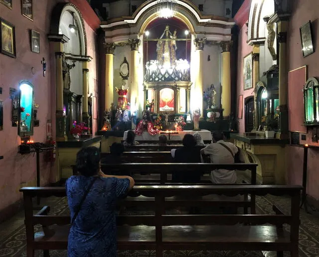  En la Iglesia Nuestra Señora del Rosario pueden ingresar aproximadamente 20 personas. Foto: La República<br><br>    