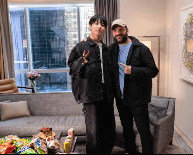  Jungkook junto al fundador de OOB Media. Foto: Michael Ratner.   