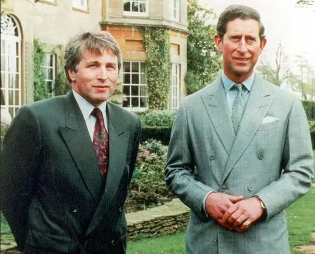 Jonathan Dimbleby y el príncipe de Carlos en la vida real. Foto: DailyMail
