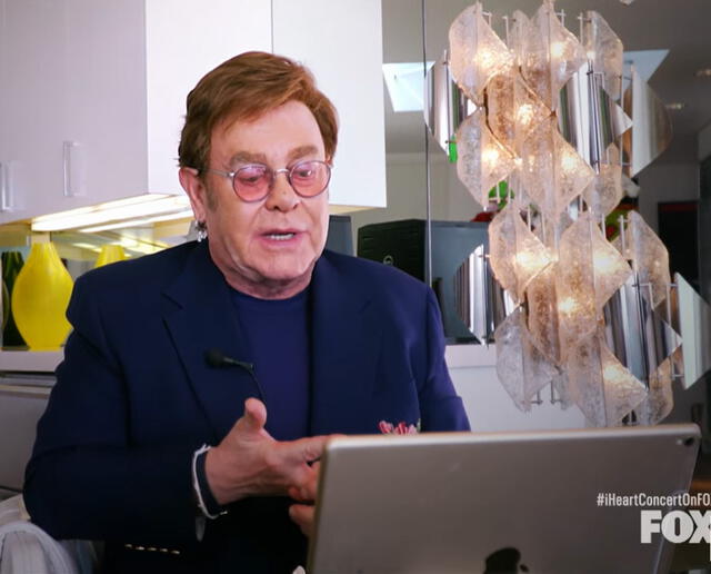 Frente a su iPad, Elton John interpretó varias canciones de su repertorio durante el concierto virtual.