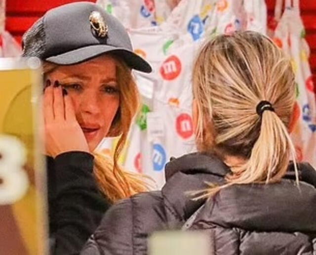  Shakira llora en las afueras de centro comercial. Foto: @KevinPrt44/Twitter    