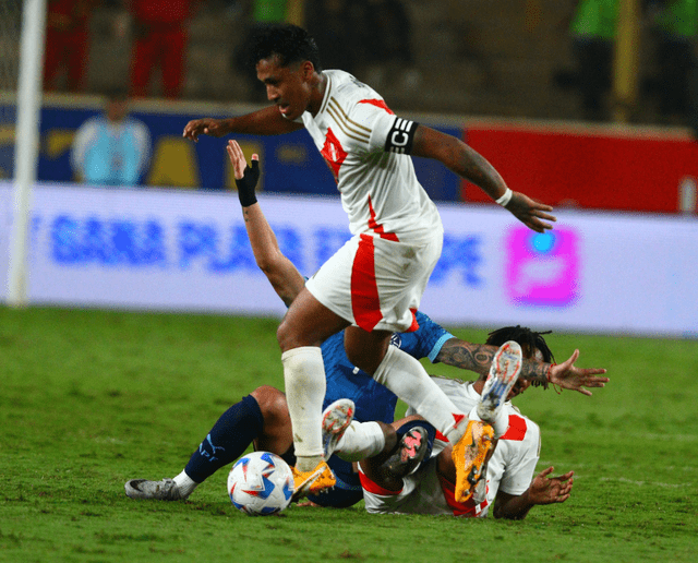 Renato Tapia fue el capitán de la selección peruana ante Paraguay. Foto: GLR/Luis Jiménez.   