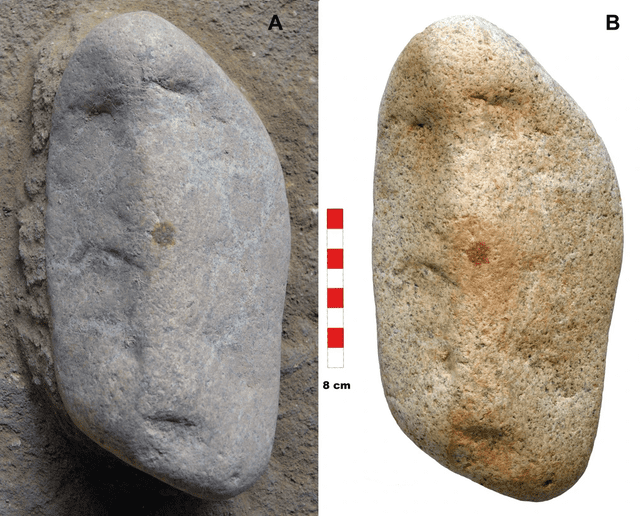 La huella dactilar fue impresa en una piedra de granito que tiene la apariencia de rostro humano. Foto: Archaeological and Anthropological Sciences La huella dactilar fue impresa en una piedra de granito que tiene la apariencia de rostro humano. Foto: Archaeological and Anthropological Sciences