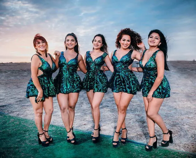 Las integrantes de Corazón Serrano lucen una vestido diseñado por Yrma Guerrero Neira. Foto: Facebook