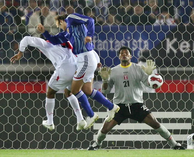 Juan 'Chiquito' Flores fue titular en el partido contra Japón en la Copa Kirin 2005. Foto: AFP   