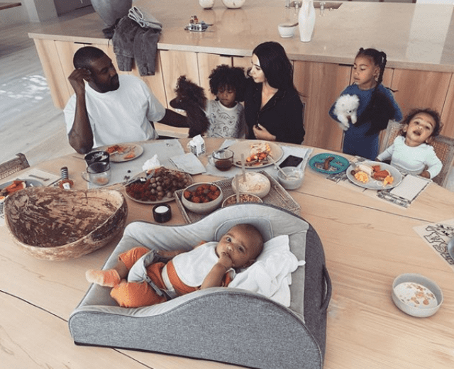 Kim Kardashian, Kanye West y sus cuatro hijos.