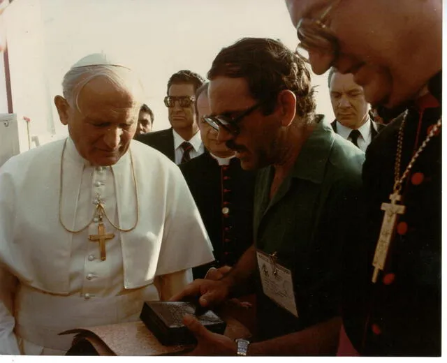 Michel Azcueta se reunió con Juan Pablo II en su visita a Villa El Salvador, en 1985. Foto: Amigos de Villa