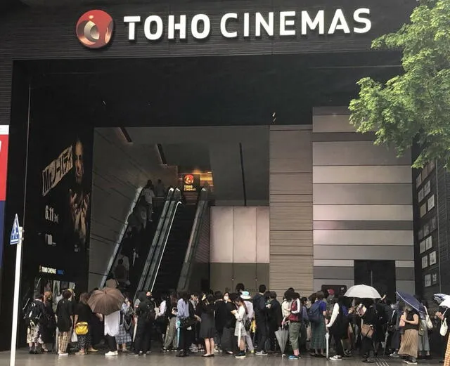 Fans japonesas haciendo cola para ingresar a Toho Cinemas para ver 2gether: the movie. Foto: GMMTV