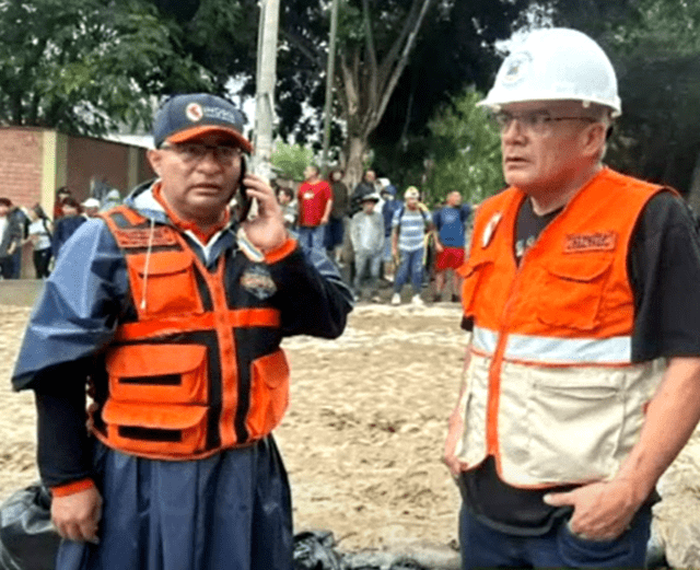 Luego de las acusaciones de los pobladores de Chaclacayo, Sergio Baigorria, se dejó ver en las zonas afectadas por las intensas lluvias y huaicos. Foto: captura YouTube Magaly TV La Firme   