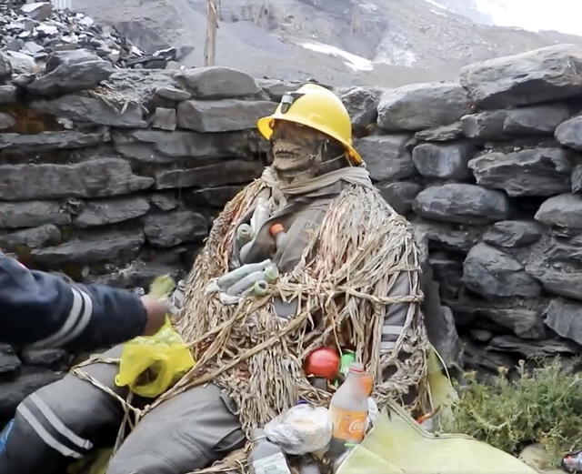  Los abuelos son figuras vestidas como mineros, a quienes se les realizan diversas ofrendas, como ropa interior de niñas y mujeres vírgenes. Foto: Norte Minero.<br><br>    