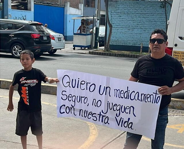  Protesta de pacientes con hemofilia frente a EsSalud en Jesús María, exigiendo medicamentos seguros. Foto: La República   