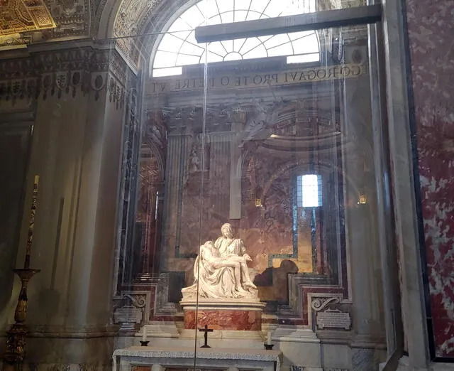 En la actualidad, La Piedad de Miguel Ángel permanece resguardada tras un cristal a prueba de balas en la Basílica de San Pedro. Foto: La República   