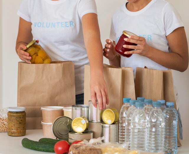  Establecer redes para la recolección y distribución de donaciones de alimentos es esencial para garantizar que lleguen a quienes más los necesitan. Foto: Freepik   