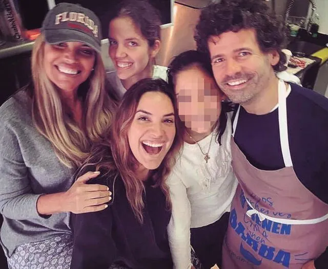  Jessica Newton con su esposo Fernando Sánchez de Lamadrid y sus hijas. Foto: Jessica Newton/Instagram<br><br>    