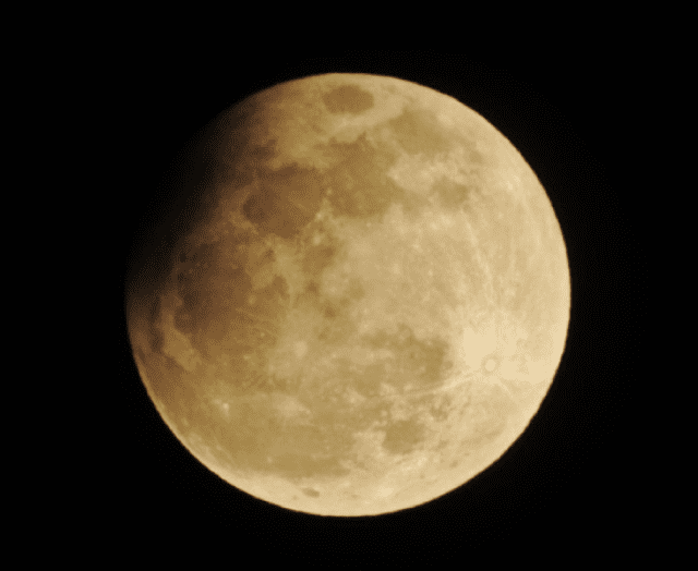 Durante un eclipse lunar parcial, una parte del satélite se oscurece debido a que en ella se proyecta la sombra de la Tierra. Foto: Jean-Marie André Delaporte / Earthsky   