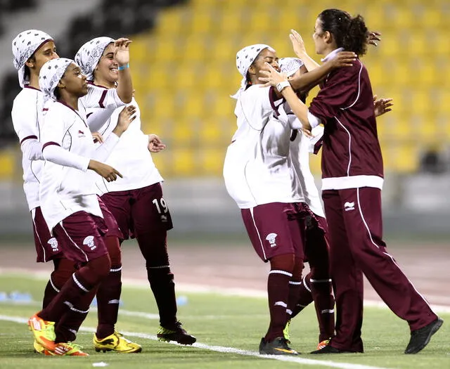 Selección femenina de fútbol de Qatar, junto a su ex entrenadora Helena Costa, en 2012. Foto: AFP