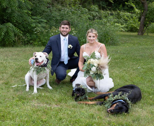 La pareja logró casarse y contar con la presencia de su perrita Bear en la ceremonia. Foto: Facebook/VCA Veterinary Emergency Service &amp; Veterinary Specialty Center 