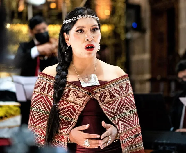 Gladis Huamán, la soprano del bicentenario, canta el himno nacional en quechua. Foto: Difusión.