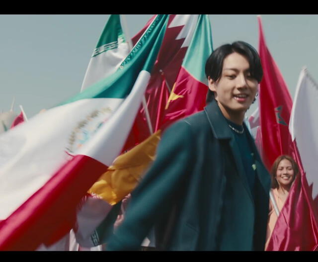 Jungkook en el video de Dreamers, canción del mundial.