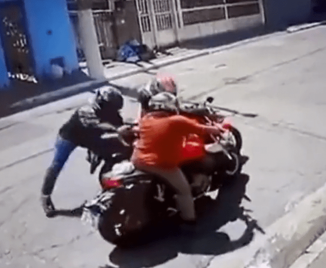 El ladrón y su cómplice le quitaron su motocicleta a un hombre de 66 años. El compinche huyó del lugar. Foto: captura de G1   