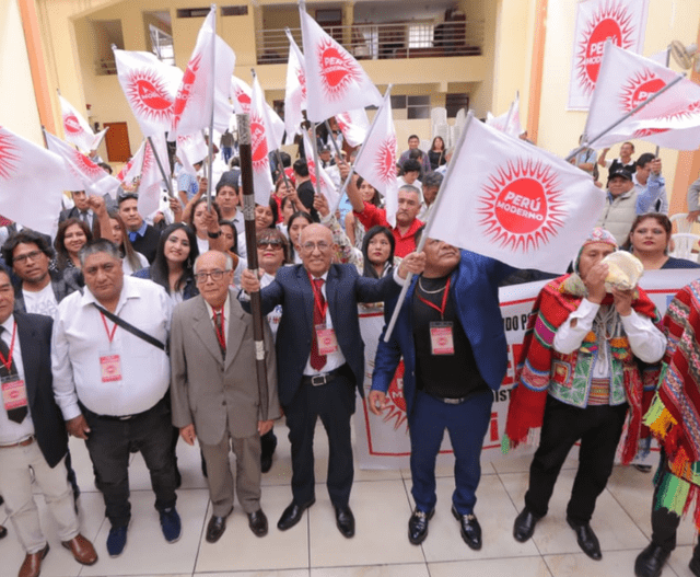 Wilson Aragón con militantes de Perú Moderno. Foto: Facebook/Perú Moderno   