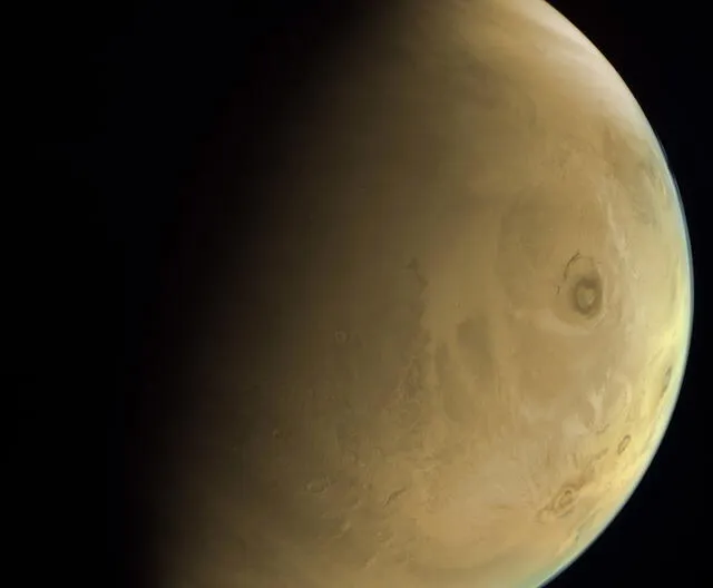 Fotografía del Monte Olimpo, tomada a 13 kilómetros de distancia de la superficie de Marte por la sonda Hope. Foto: Agencia Espacial de los Emiratos Árabes Unidos
