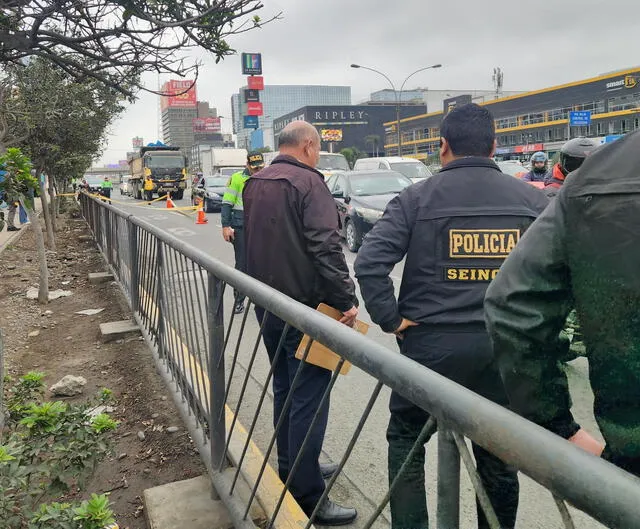 Agentes de la PNP cercan la escena del crimen. Foto: Kevinn García/La República   