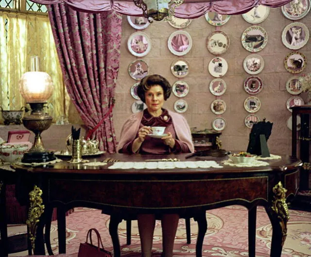 Imelda Staunton interpretando a la villana Dolores Umbridge, en Harry Potter.