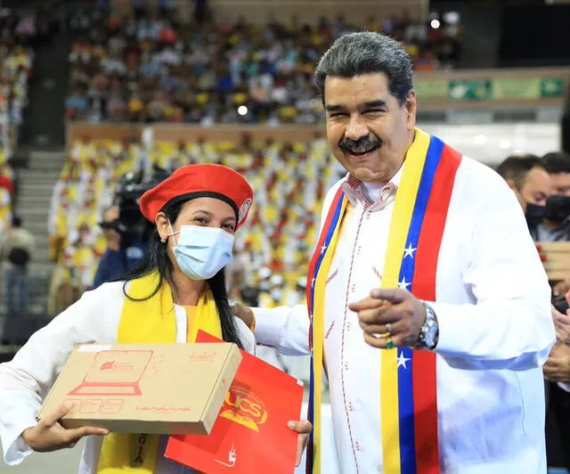 Nicolás Maduro entregando tablets a los egresados. Foto: Twitter/r_geranios  