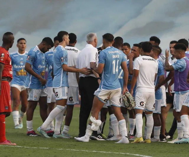  Yotún y Tiago Nunes habrían discutido tras empate ante Cristal. Foto: La República/Luis Jiménez   