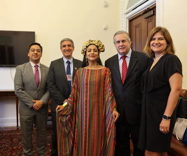  Representantes peruanos estuvieron presentes en la exhibición de su cultura en la Casa Blanca. Foto: Gob.pe    