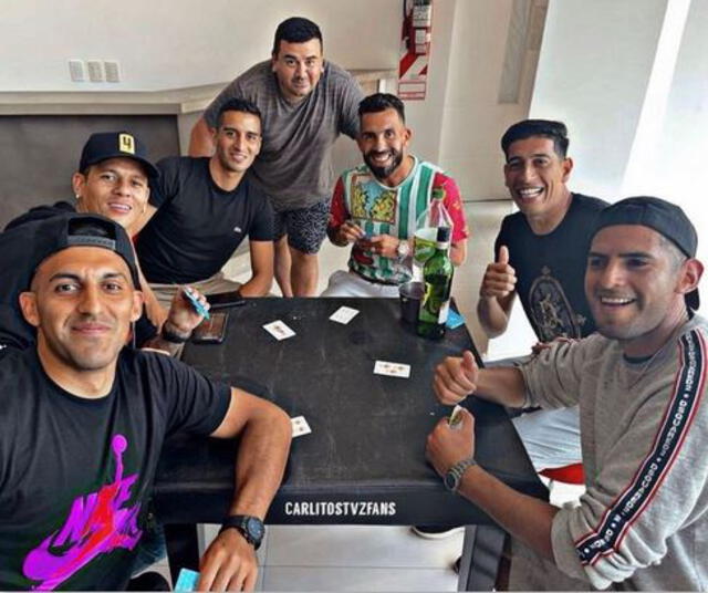 Carlos Zambrano: juego de cartas con referentes de Boca Juniors