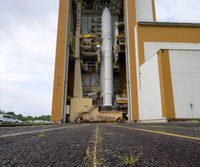Telescopio James Webb empaquetado en el cohete Ariane 5. En las próximas horas irán a la plataforma de lanzamiento. Foto: NASA / Bill Ingalls
