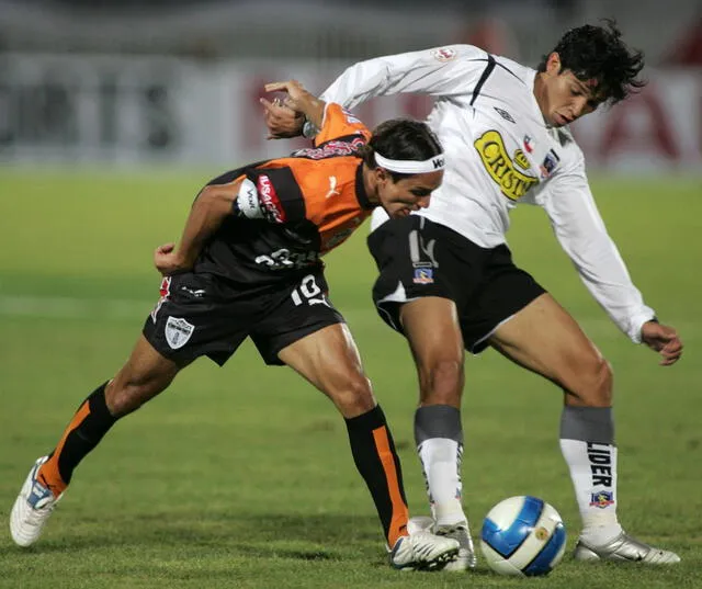 Andrés Chitiva y Matías Fernández en la final de vuelta de Colo Colo contra Pachuca. Foto: AFP   