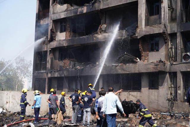  El impacto ocurrió en Meghaninagar, donde se observó una densa columna de humo negro, y equipos de rescate llegaron para evacuar a los heridos y controlar el incendio   