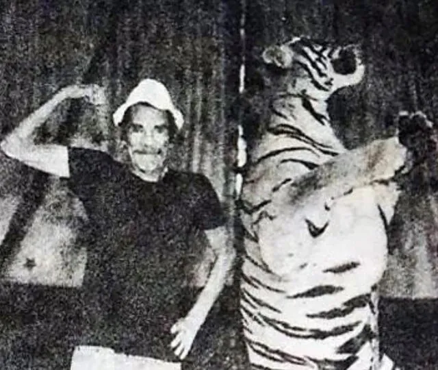 Ramón Valdés al lado de un tigre en el circo