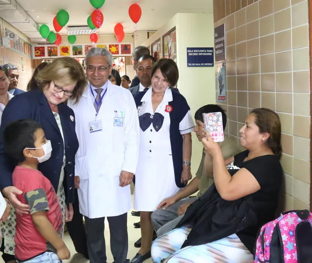 Primera dama Nancy Lange visita a niños pacientes del INEN