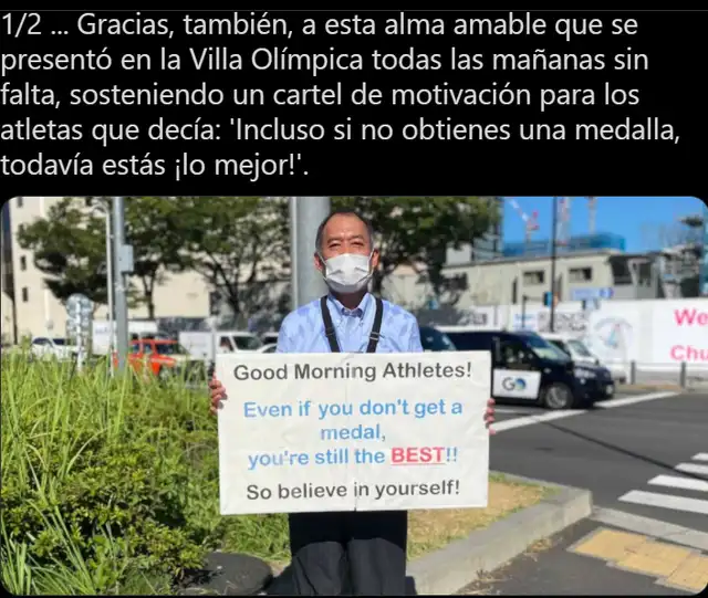 Hombre da mensajes positivos a los atletas frente a Villa Olímpica de Tokio todos los días