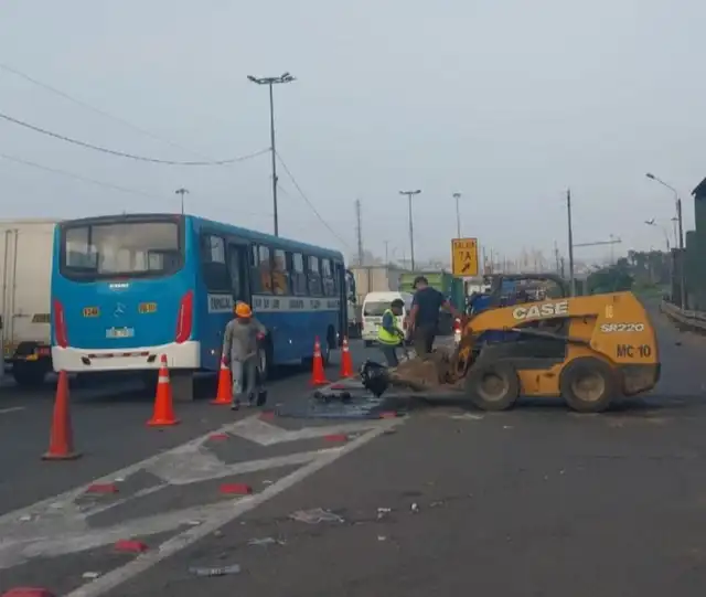 Derrame de material peligroso en Vía de Evitamiento Derrame de material peligroso en Vía de Evitamiento