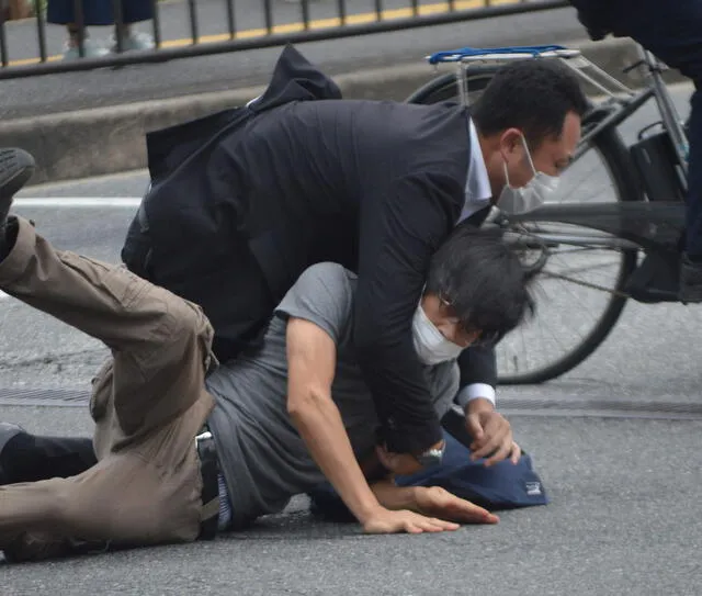 Momento preciso en el que Yamagami es capturado. Foto. AFP