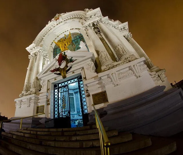 Inicialmente, solo los que habían muerto en la guerra del Pacífico eran colocados en la cripta, después se agregaron a los sobrevivientes. Foto: Fotoves.com   