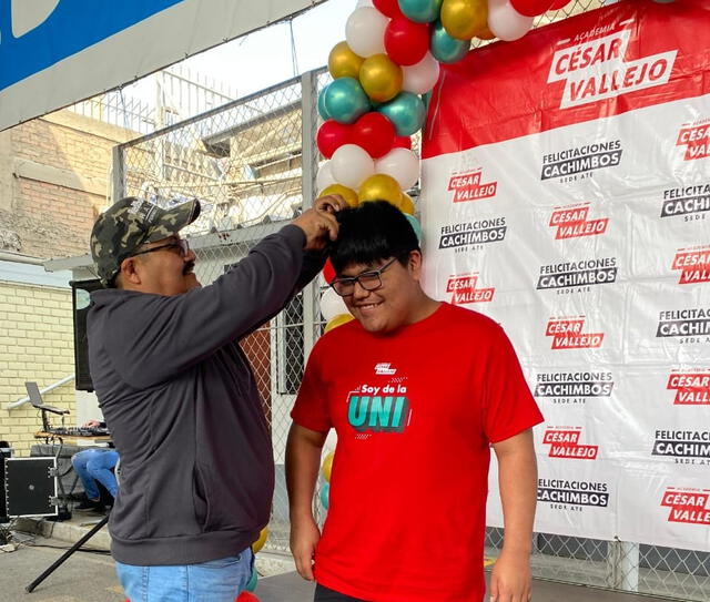 Harold Guerrero en la fiesta de celebración de la academia César Vallejo por su ingreso a la UNI.   
